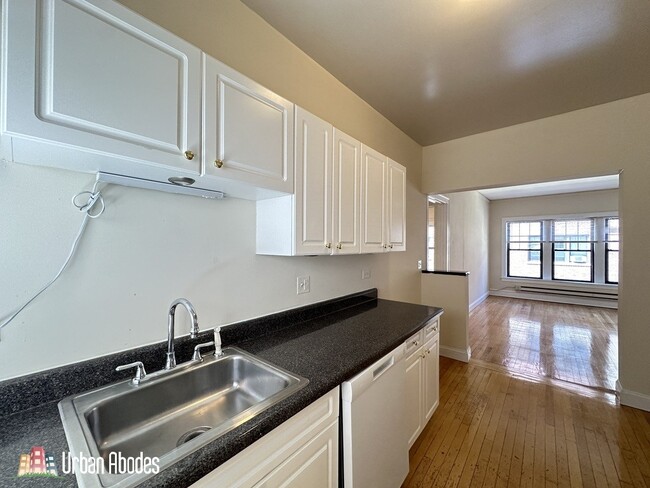 Building Photo - 1137 Oak Ave