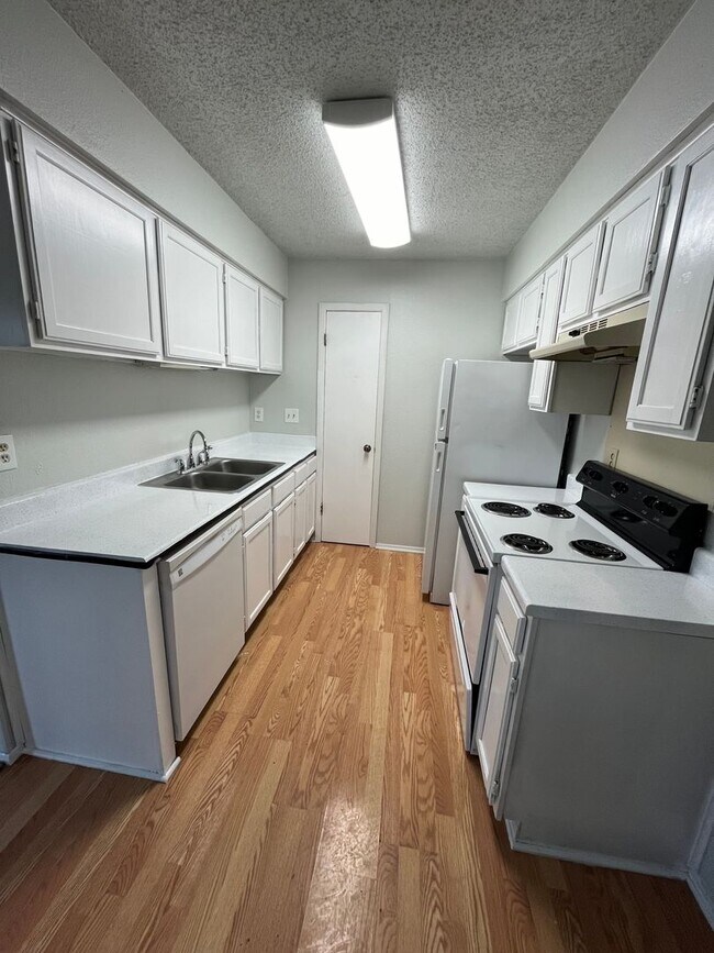 Building Photo - 2704  Aftonshire Way