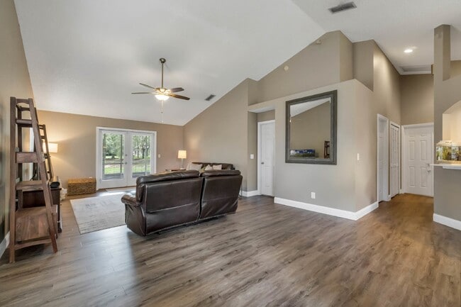 Building Photo - Pristine Eastwood Home, 2 Car Garage on Cu...