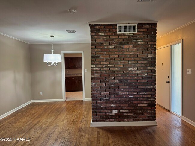 Building Photo - 216 Brentwood Blvd