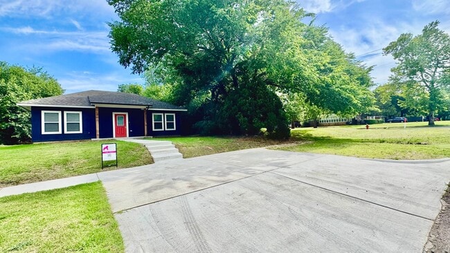 Building Photo - Beautiful 2-Bed Home – Move-In Ready