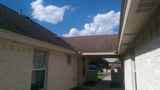 Building Photo - 825 W Bronze Dr