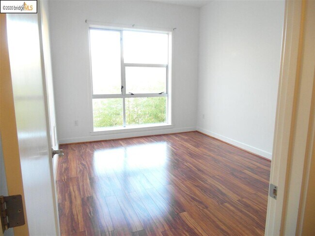 Building Photo - 585 9th St