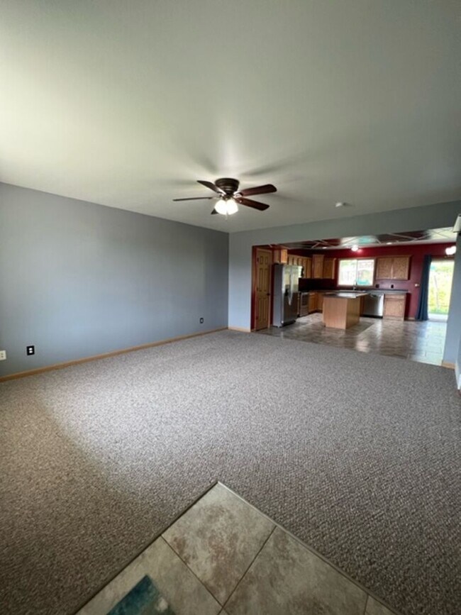 Foto del edificio - BEAUTIFUL & SPACIOUS 4 BEDROOM/2.5 BATH DU...