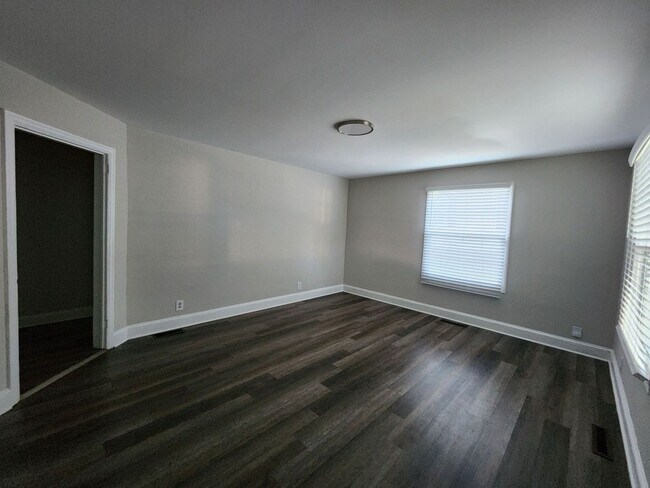 Building Photo - Newly renovated 2 bedroom