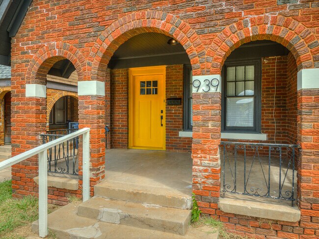 Building Photo - 939 NE 16th St