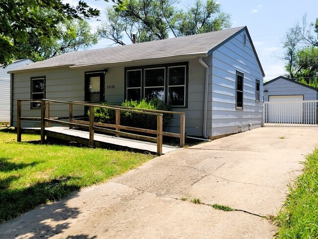 Building Photo - 5935 Bellaire St