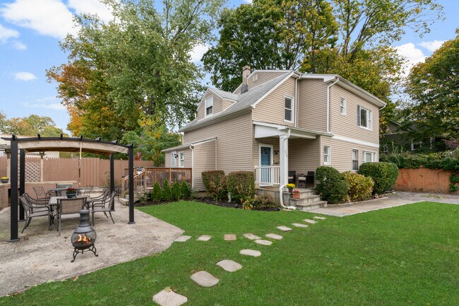 Building Photo - 613 Meadow St