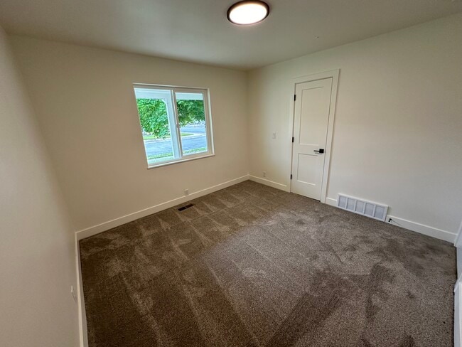 Spacious Bedroom with closet - 2161 S Nowell Cir