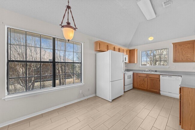 Foto del edificio - AVAILABLE NOW!