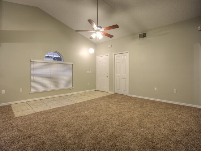 Foto del edificio - 7651 Harbor Lake Dr