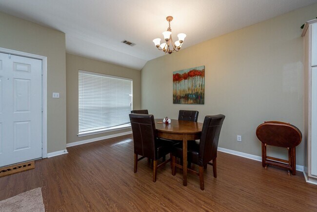 Building Photo - 3 Bed, 3 Bath with Garage Close to Campus - The Veranda
