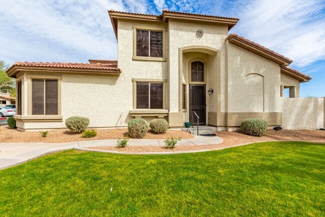 Building Photo - Beautiful Townhome in the Gated Stonecliffe Community – Foothills Living!