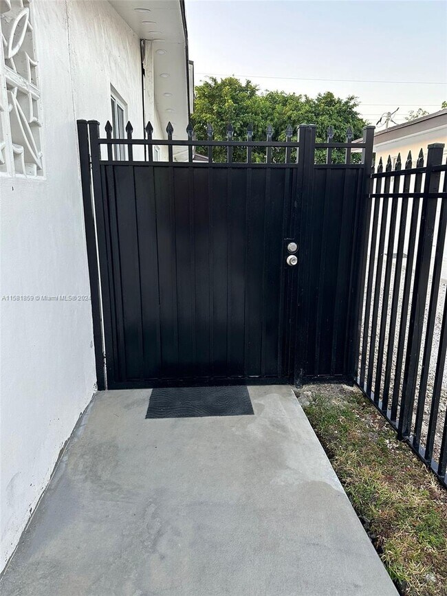 Foto del edificio - 1085 W 23rd St