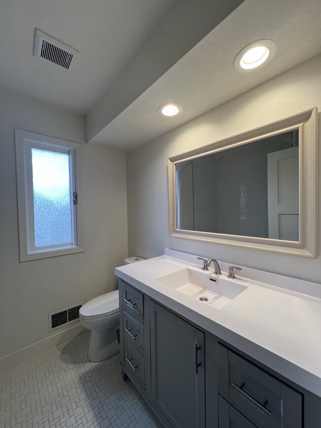 Main bathroom - 4060 Cinnabar Dr