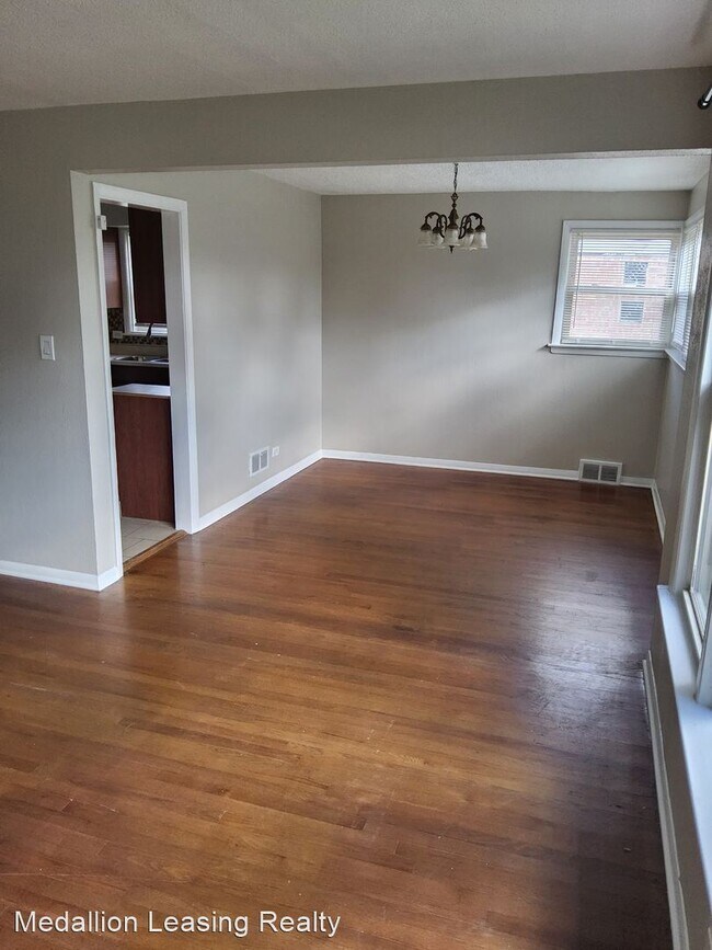 Building Photo - 4 br, 1.5 bath House - 916 W 129th Pl