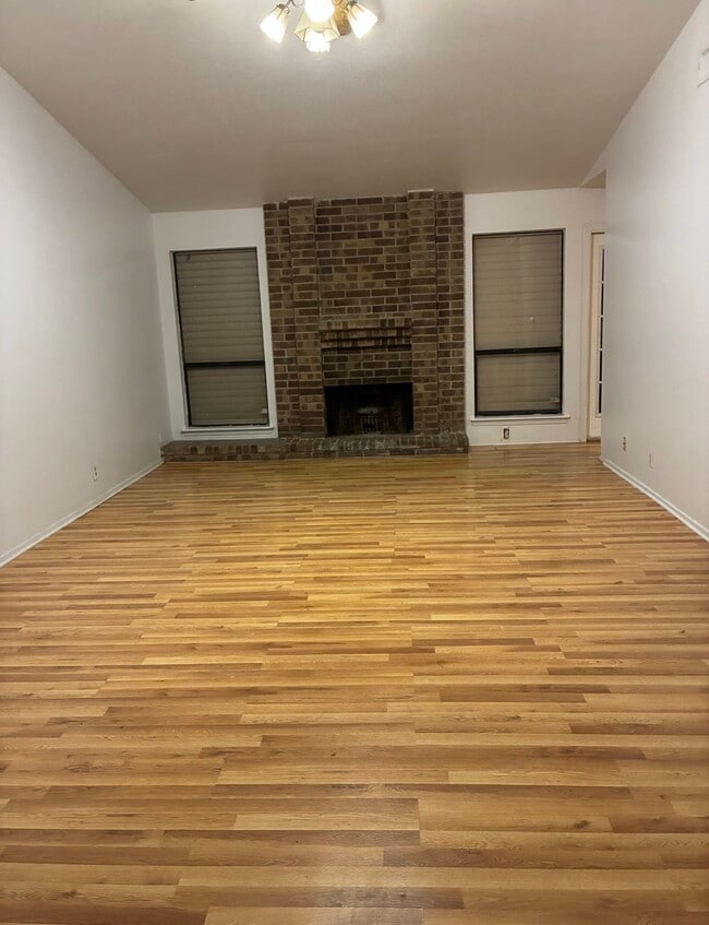 Building Photo - 6801 Roseland Dr