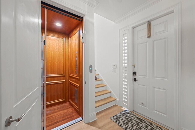 Building Photo - 285 SE 6th Ave