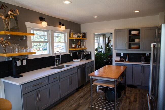 Foto del edificio - 1682 S 40th St