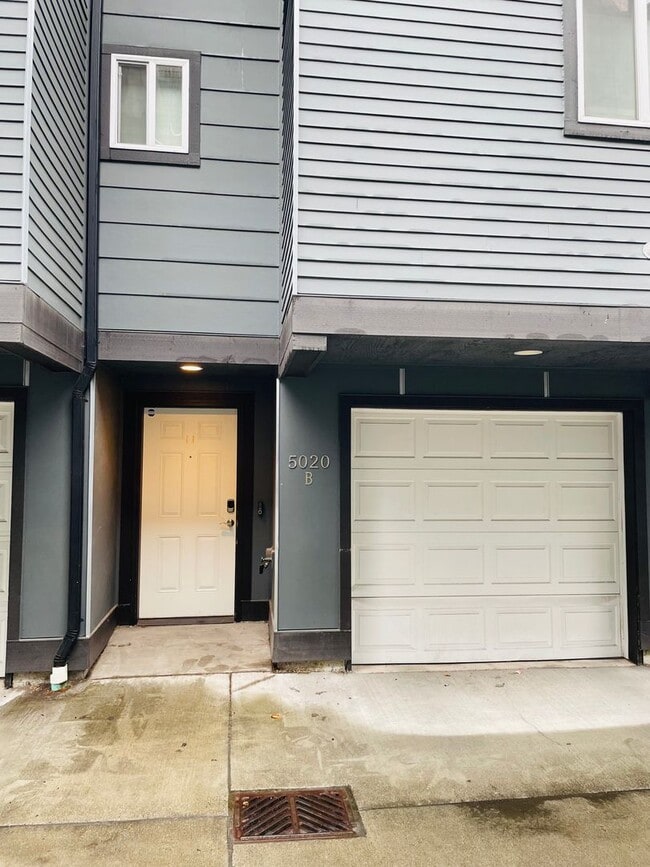 Building Photo - 5020 Delridge Wy SW