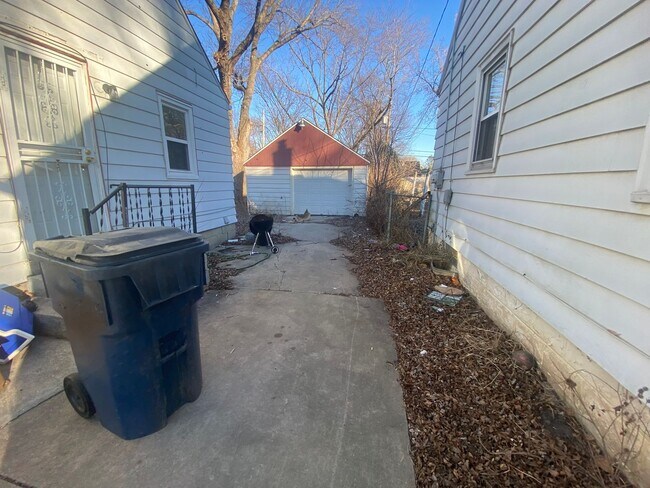 Building Photo - 3BR SINGLE FAMILY HOME, FULL BASEMENT, GREAT YARD, PARKING, GARAGE