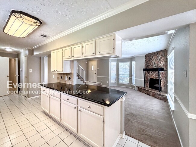 Building Photo - Stunning 3 Bed, 2.5 Bath Home with Modern ...