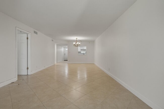 Building Photo - 681 S Hollybrook Dr