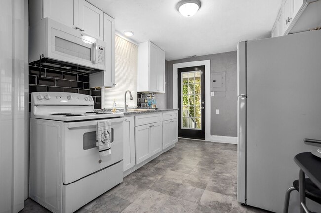 Building Photo - Call Sabrina Thomas Office at 757-767-0767...