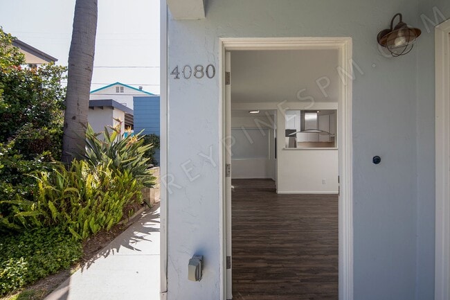 Building Photo - Perfectly Located 2BR in Crown Point Area ...