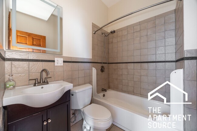 Foto del edificio - 2028 N Hamlin Ave