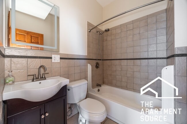 Building Photo - 2028 N Hamlin Ave