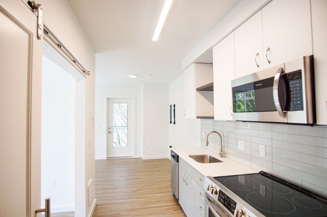 Building Photo - Modern 1-Bed w/Condo-Grade Finishes, Washe...