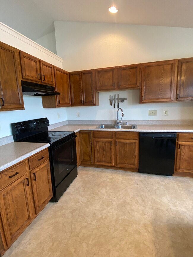 Gas Range, Dishwasher - 90 High St