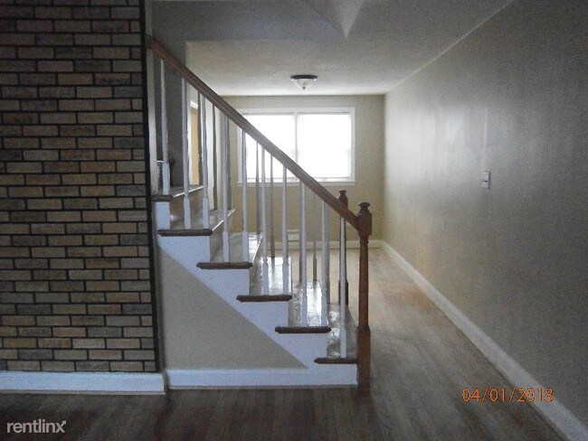 Building Photo - 2 br, 1.5 bath Townhome - 4780 Shamrock Ave