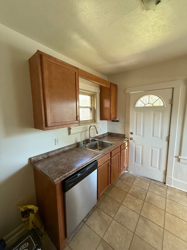 Building Photo - 2235 Saranac Ave