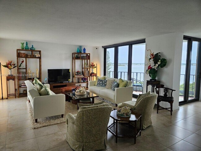 Building Photo - 5420 N Ocean Dr