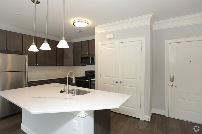 1BR, 1BA - 722 SF - Aqua on 25th