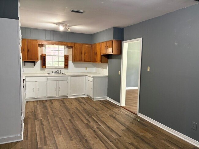 Building Photo - 701 Lilac Ave