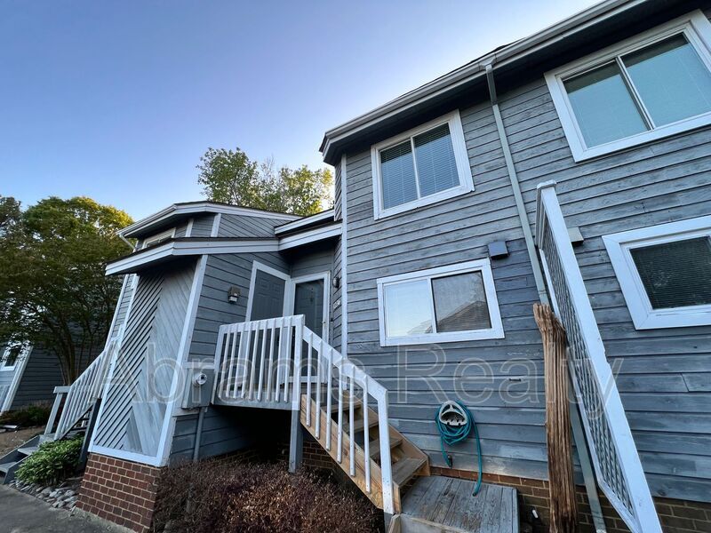 Primary Photo - 1136 Glengarry Way