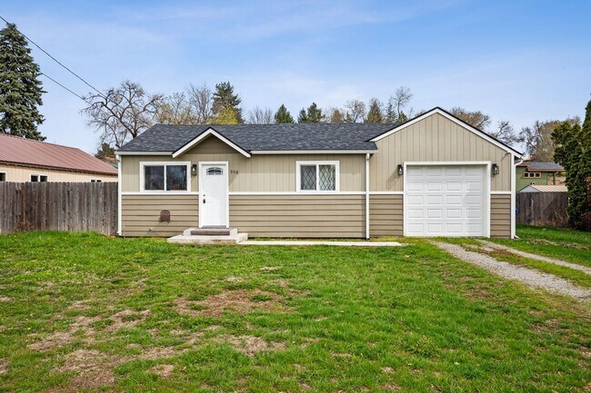 Building Photo - 908 N Vista Rd