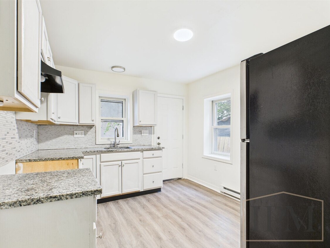 Foto principal - 4-bedroom, 1-bathroom home - Harrisburg Pa