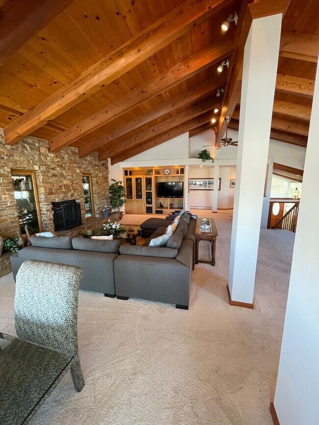 Foto del edificio - Large fully furnished beautiful home w/ boat dock avail. for a longterm lease or seasonal lease! ...