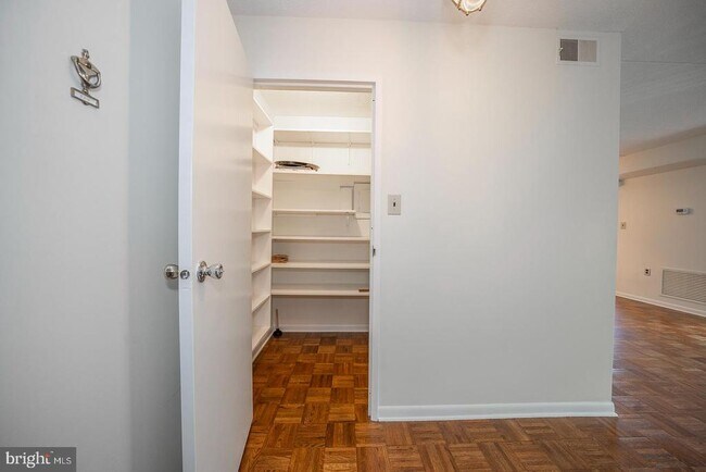Foto del edificio - 260 W Montgomery Ave