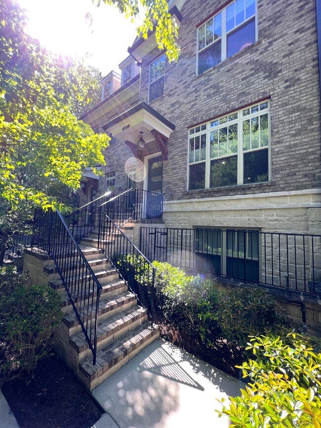 Building Photo - Stunning 3BR, 3.5 bath Townhouse Available...
