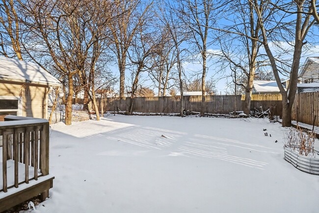 Building Photo - 417 E Maple Ave