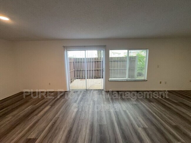 Building Photo - 627 NE 28th Ave