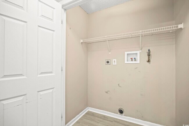 Building Photo - 4001 Manor Wood Dr