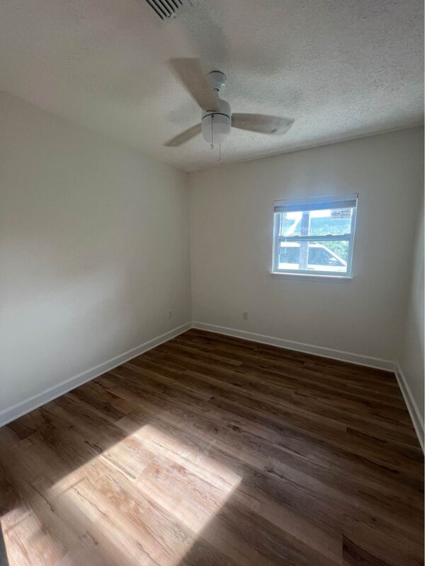 Building Photo - 22630 Lakeview Dr