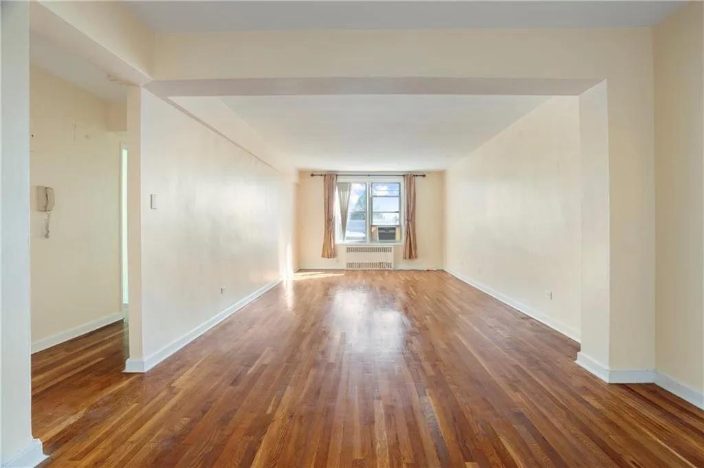 Foto principal - 3165 Nostrand Ave