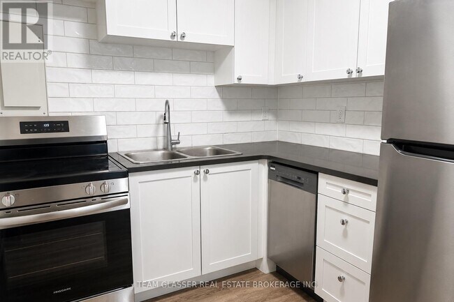 Photo du bâtiment - 735 Wonderland Rd S